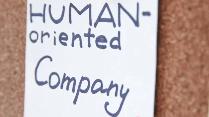 Post it "Human oriented company" an Wand