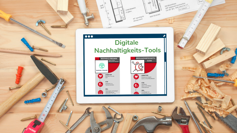 Auf einem Holztisch liegende Werkzeuge in der Mitte ein Tablet mit dem Titel Digitale Nachhaltigkeits-Tools und zwei Beispielen